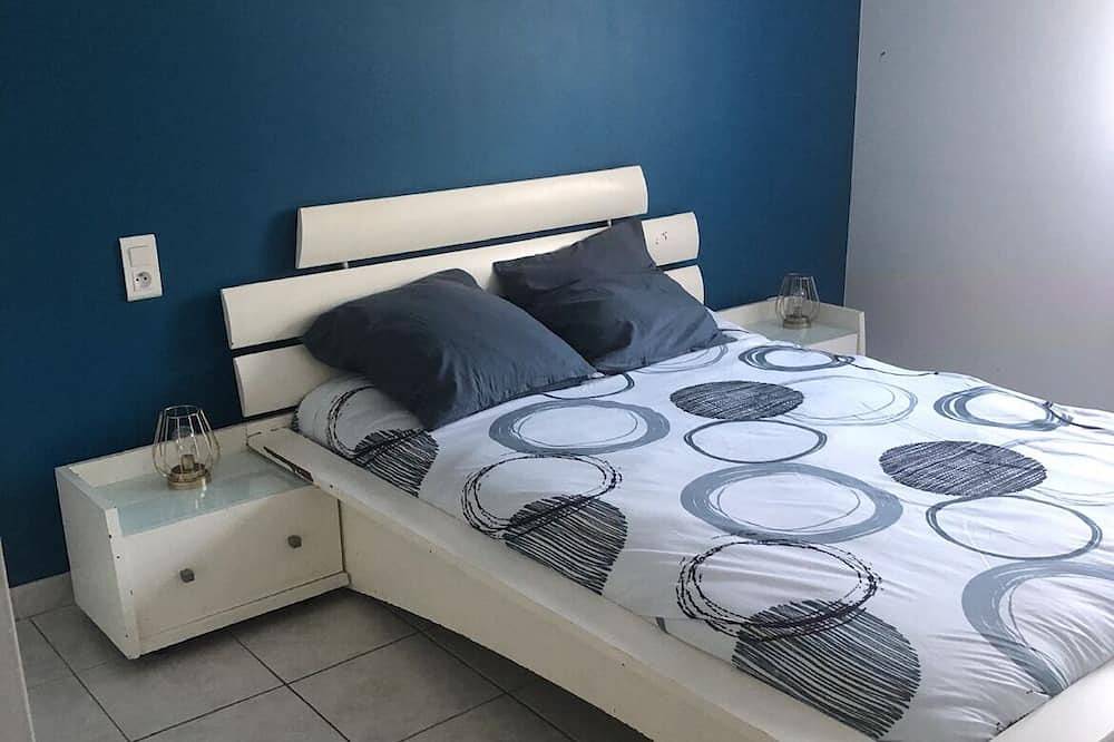 Villa 6km from St Rémy de Provence with swimming pool for 2 to 10 people in Eyragues, Arles region