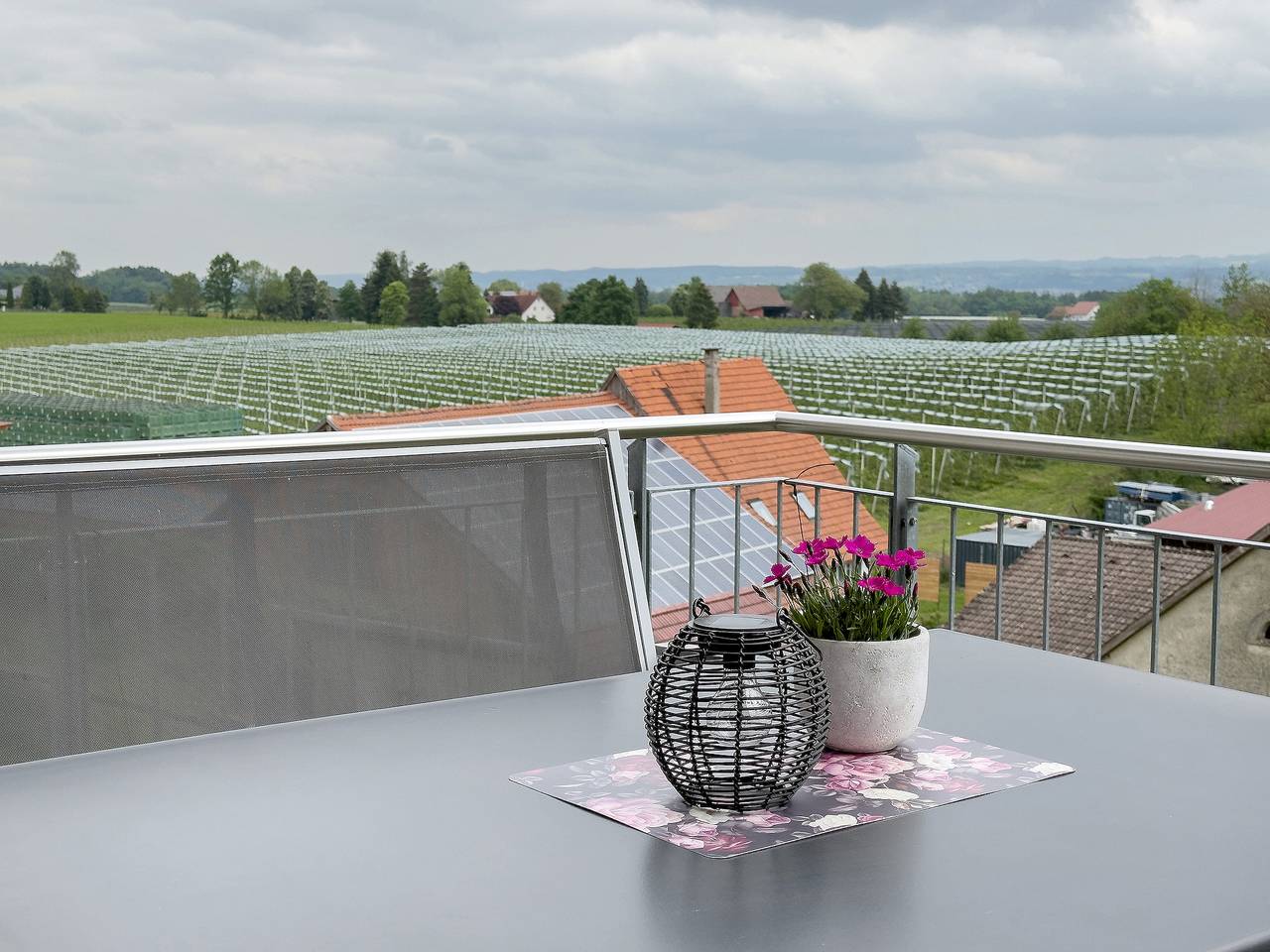 Ganze Wohnung, Ferienwohnung 'Bergblick' mit privatem Balkon, Gemeinschaftsgarten und Wi-Fi in Friedrichshafen, Bodenseekreis
