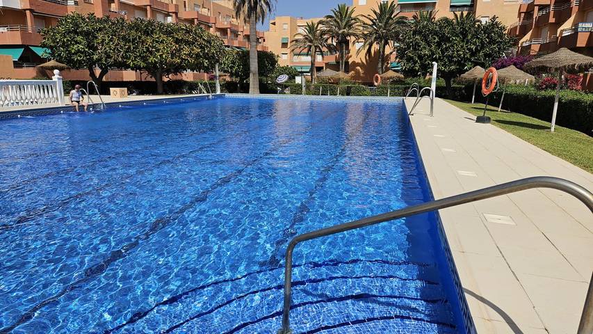 Apartamento entero, Apartamento 'Dúplex Jardines Del Mar' con vistas al mar, Wi-Fi y aire acondicionado in Playa de Salobreña, Salobreña