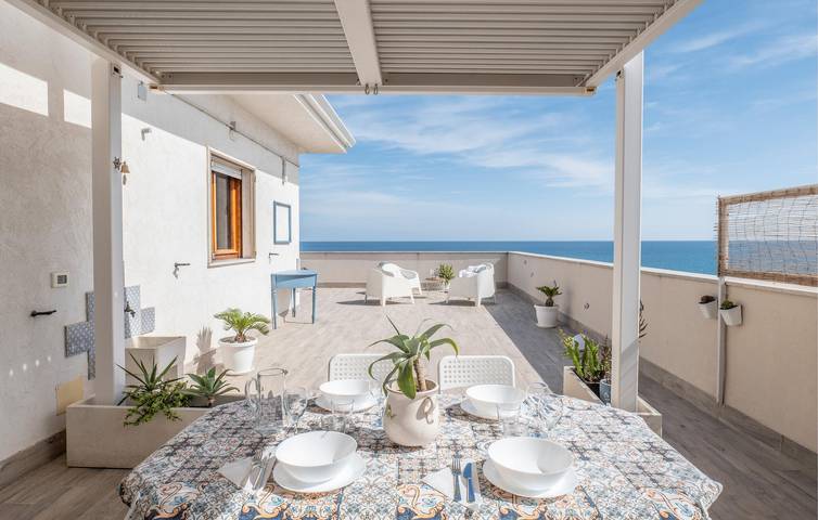 Appartamento intero, Appartamento con vista mare, terrazza e WiFi vicino alla spiaggia di Maganuco in Pozzallo, Provincia di Ragusa