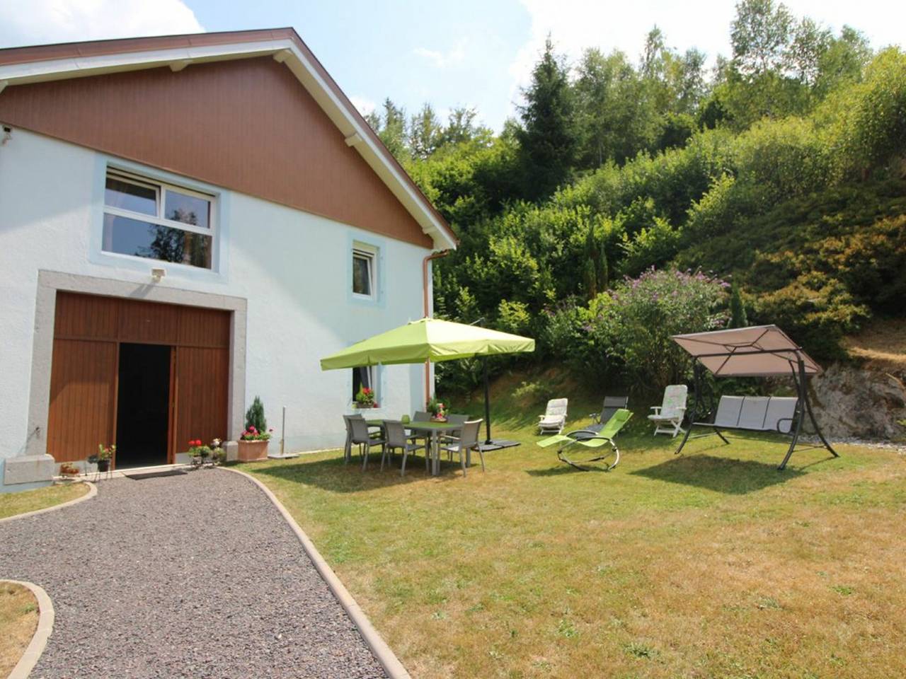 Gîte Confortable en Pleine Forêt avec Étang, Idéal pour Familles et Amis in Granges-Aumontzey, Parc naturel régional des Ballons des Vosges