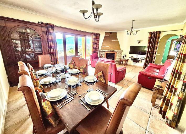 Holiday Home 'Casa Montes' with Lake View, Wi-Fi and Air Conditioning in Viñuela, Cordillera Penibética