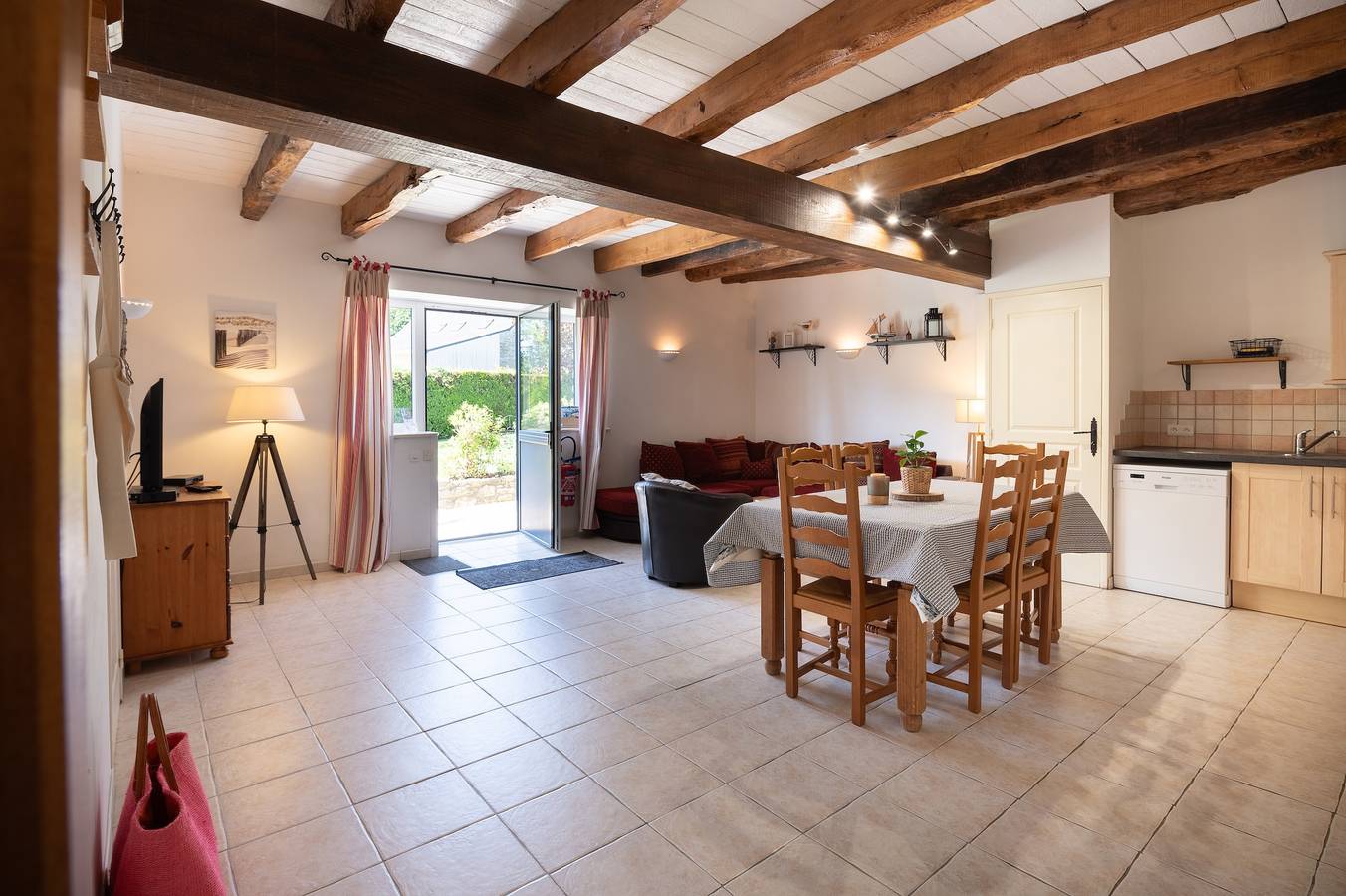 Cottage 'Domaine De Lestroué - Île D'arz' with Shared Pool, Private Terrace and Wi-Fi in La Vraie-Croix, Vannes region