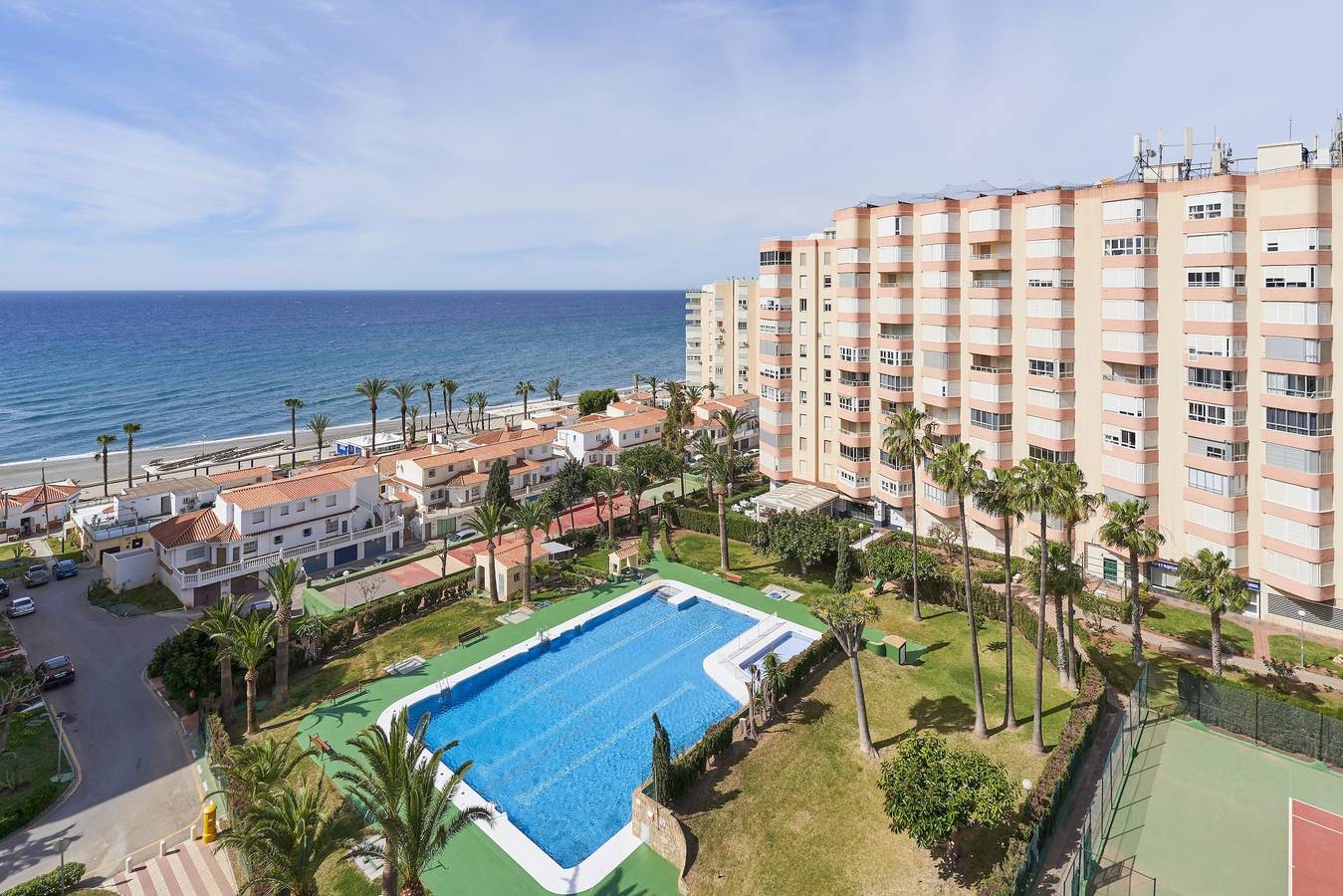 Apartamento entero, Apartamento vacacional "Sol y Playa A83" cerca de la playa con piscina compartida y Wi-Fi in Torrox Costa, Torrox