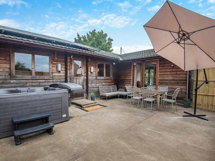 Log cabin for 6 people, with garden, with pets in Lincolnshire