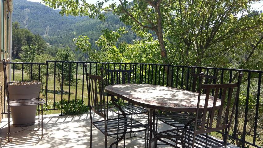 Casa vacanze 'Gabriel' con vista sulle montagne, terrazza privata e Wi-Fi in Buis-les-Baronnies, Nyons e dintorni