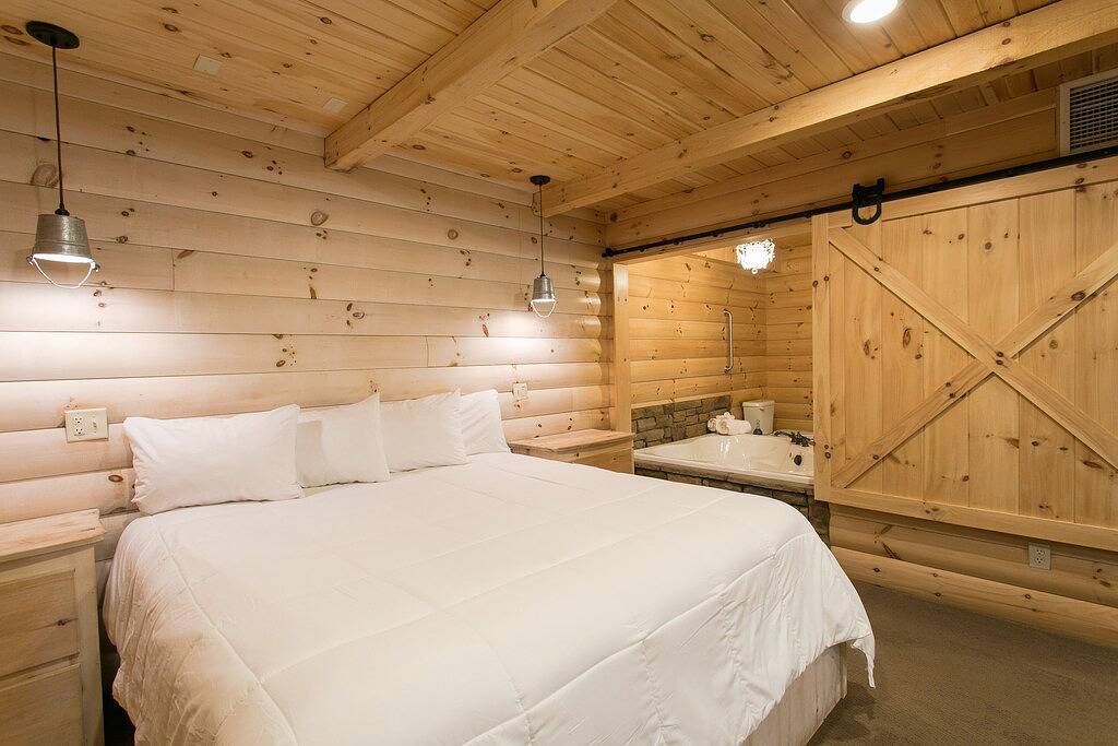 Luxury Cabin with Kitchen, Fireplace, Living Room. Sleeps up to 8 in Berlin (OH), Holmes County