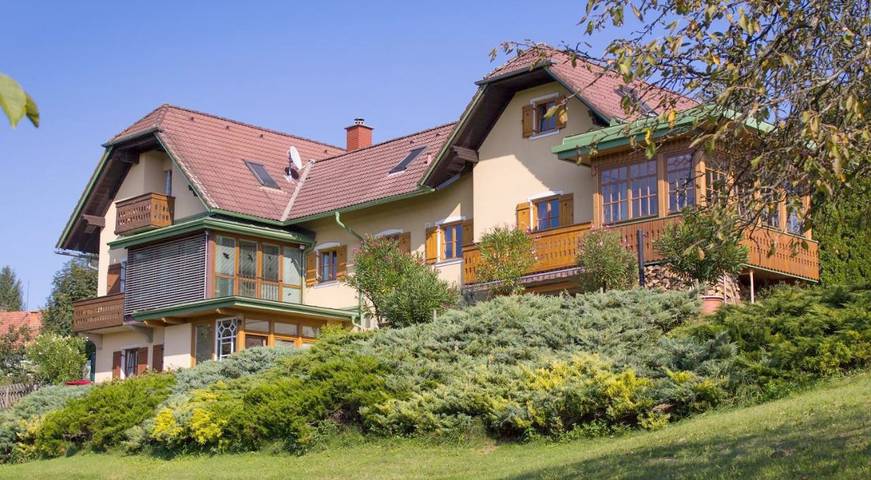 Ferienwohnung für 9 Personen, mit Ausblick und Seeblick sowie Garten, kinderfreundlich