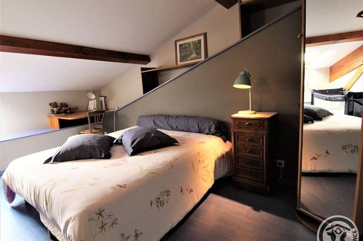 Location de vacances pour 9 personnes, avec jacuzzi et jardin ainsi que terrasse et piscine à Poule-les-Écharmeaux - 4