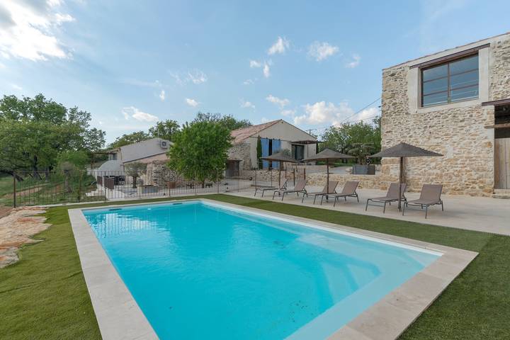 Villa 'Uitzicht op de Velden' met gedeeld zwembad, privéterras en wifi in Esparron, Brignoles region