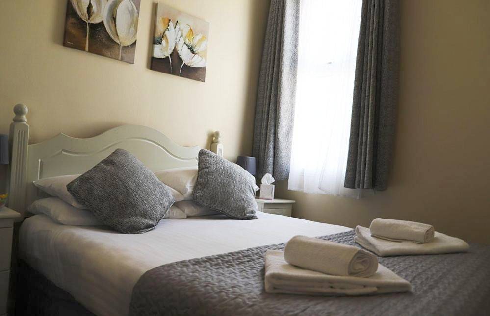 #12 Small Twin Room in Teignmouth, Devon