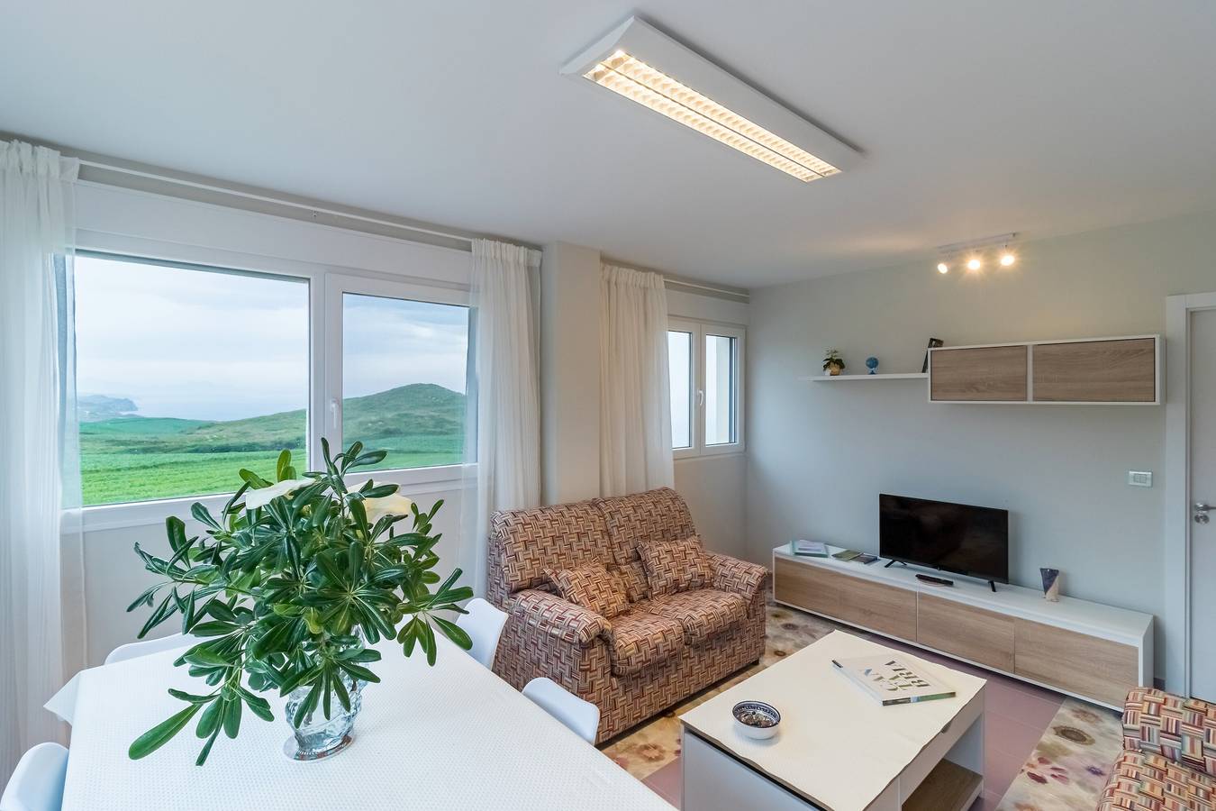 Apartamento entero, Apartamento 'Gloria-Patchwork' con vistas al mar, jardín compartido y Wi-Fi in Santillana del Mar, Costa de Cantabria