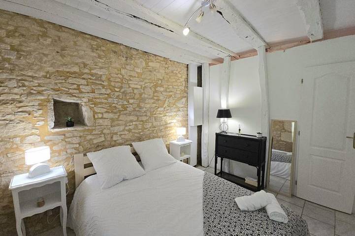 Gîte pour 6 personnes, avec piscine et jardin à Berbiguières - 4