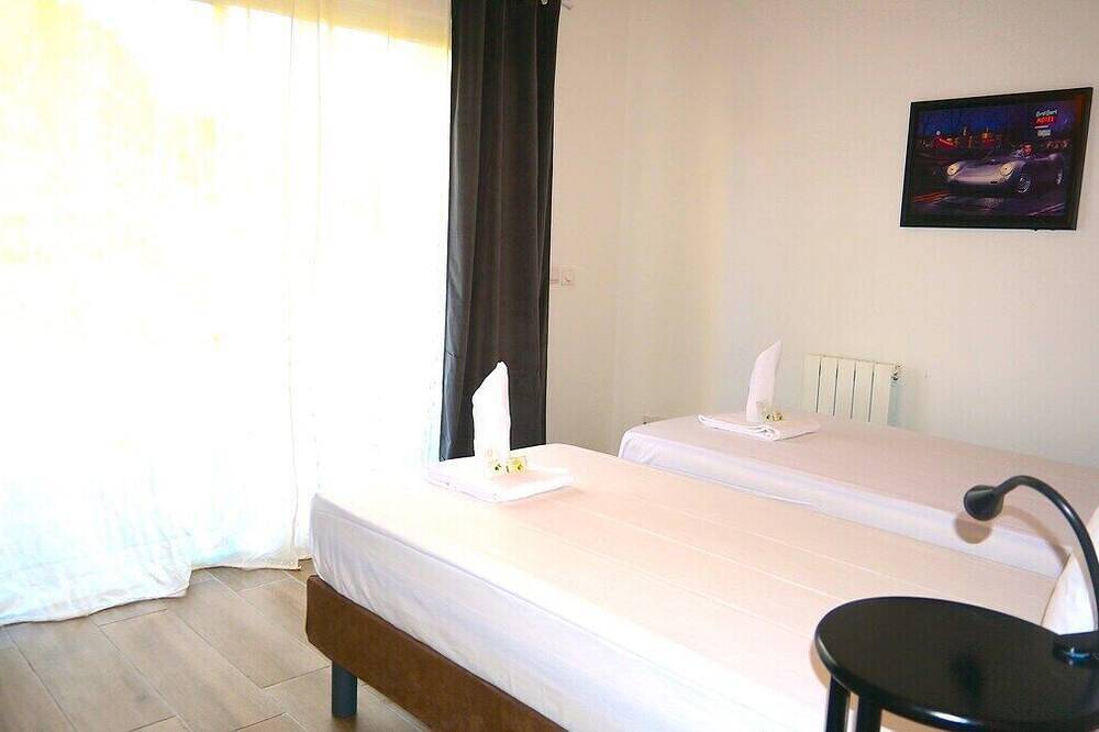 Entire apartment, 1 Bedroom unit with balcony in front of Le Bourget Airport in Le Blanc-Mesnil, Seine-Saint-Denis