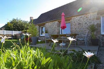 Gîte pour 4 personnes, avec jardin à Surtainville