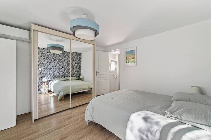 House consisting of 3 independent apartments with air conditioning, a terrace, parking, and a garden in Aubais, Costa mediterránea (Francia)