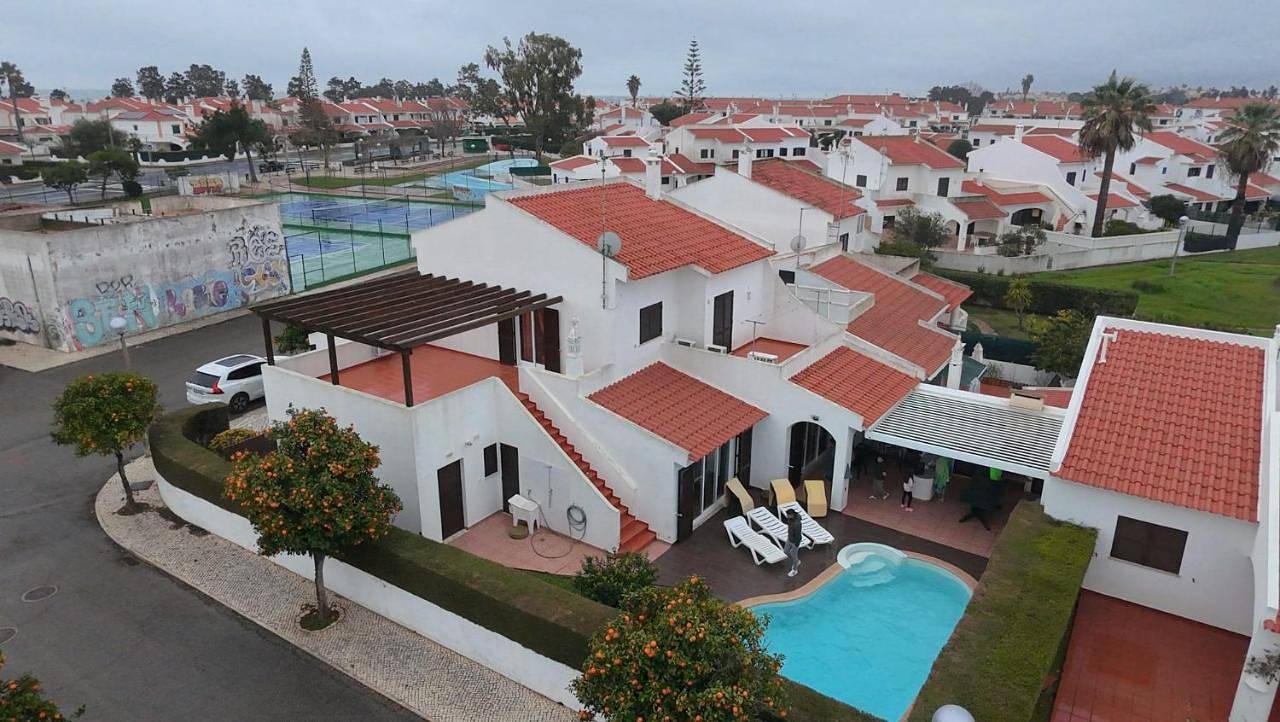 Lovely Beach House moradia V4 com piscina in Altura, Distrito de Faro