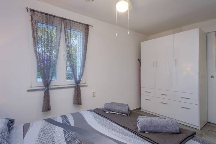Ganze Wohnung, Das Apartment Mirela 1 befindet sich in Mali Lošinj und verfügt auf 40 m2 über ein Schlafzimmer, ein Badezimmer mit Dusche, ein Wohnzimmer, ein Esszimmer und eine Küche. Zur Wohnung gehört auch eine Terrasse mit Grill. Der Parkplatz befindet sich vor dem Gebäude. in Mali Lošinj, Lošinj (Kvarner Bucht)
