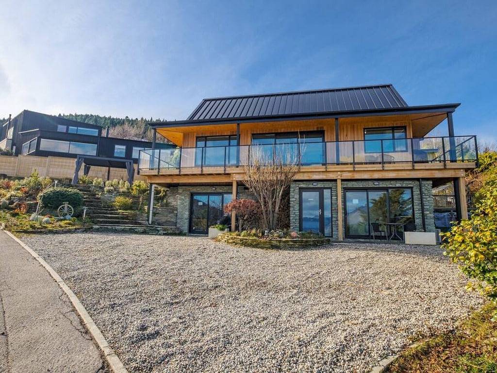 Brandneues Gebäude - in der Nähe der Stadt - 4 Schlafzimmer + 4 Badezimmer in Queenstown, Otago