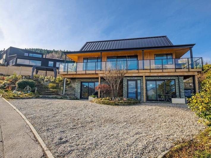 Vacation rental for 14 people, with yard and balcony as well as hot tub in Queenstown