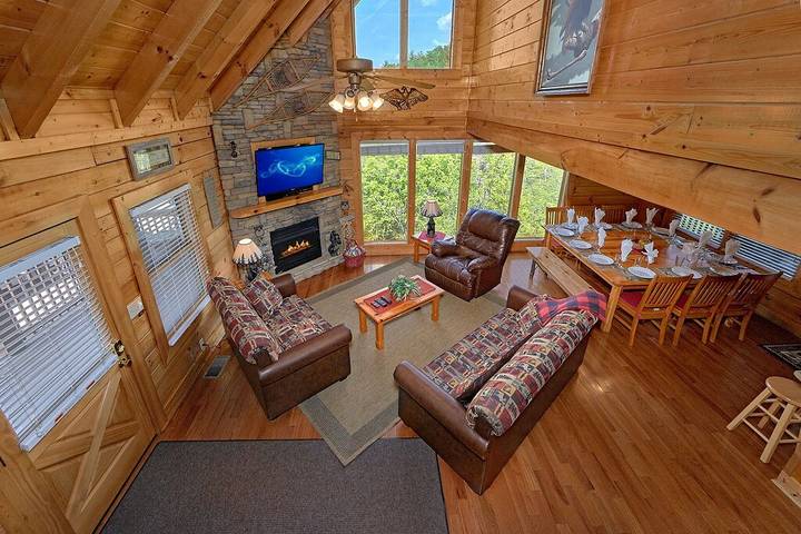 Vacation rental for 22 people, with hot tub and balcony as well as pool in Dollywood