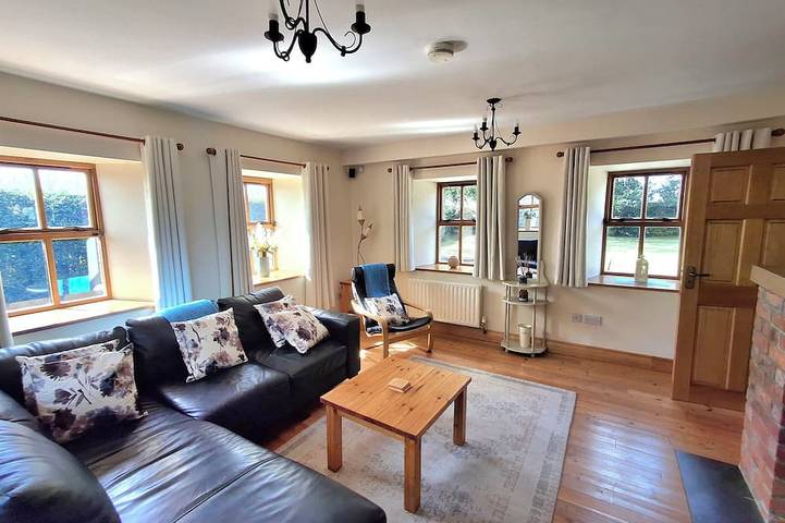 Beautiful stone cottage in a quiet country setting close to beach in Contea di Louth