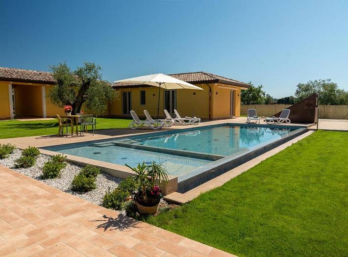 Agriturismo per 4 persone, con piscina e giardino nonché panorama, con animali domestici a Piombino