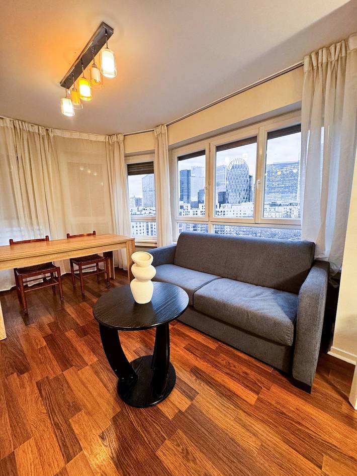 Appartement entier, Appartement avec vue sur Paris et accès direct pour 10 personnes in Courbevoie, Hauts-de-Seine