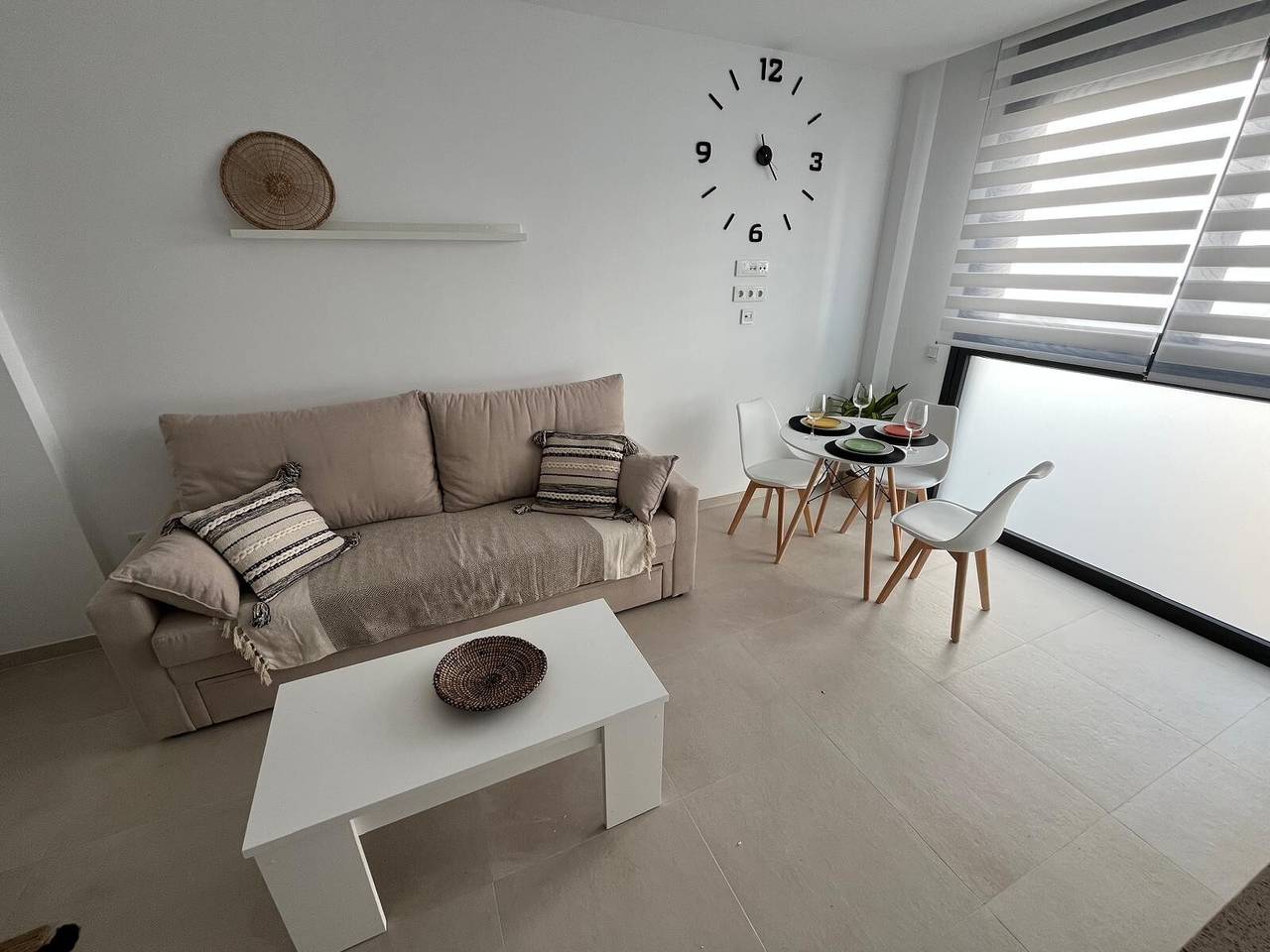 Estúdio inteiro, Estúdio confortável "Black&White" com excelente localização, ideal para casais in Playa de Los Lances, Tarifa (Espanha)