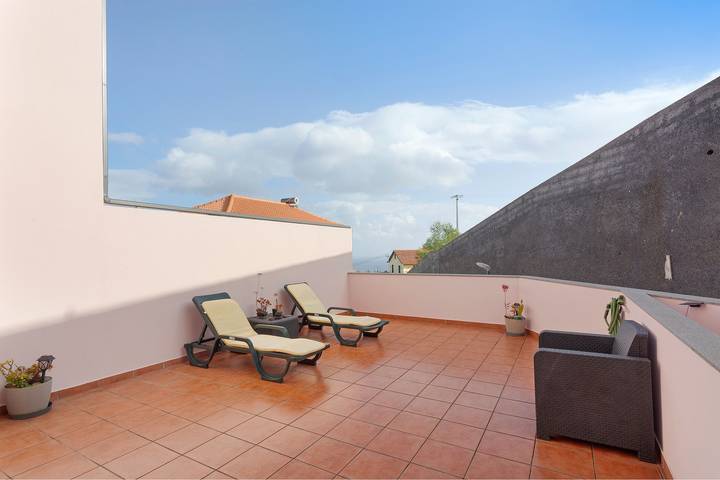 Ferienhaus "Moradia Casa Feliz" mit Privaten Terrassen und Wlan in Santa Cruz (Madeira), Madeira