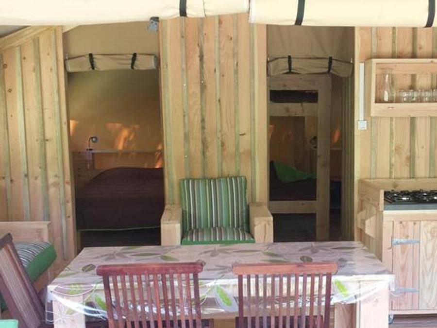 Camping Domaine de La Serre - Safarizelt 5 personen - Zelt Safari Woodlodge 59m² / 2 Zimmer - überdachte Terrasse (eigene Sanitäranlagen) in Aigues-Vives (Ariège), Ariège