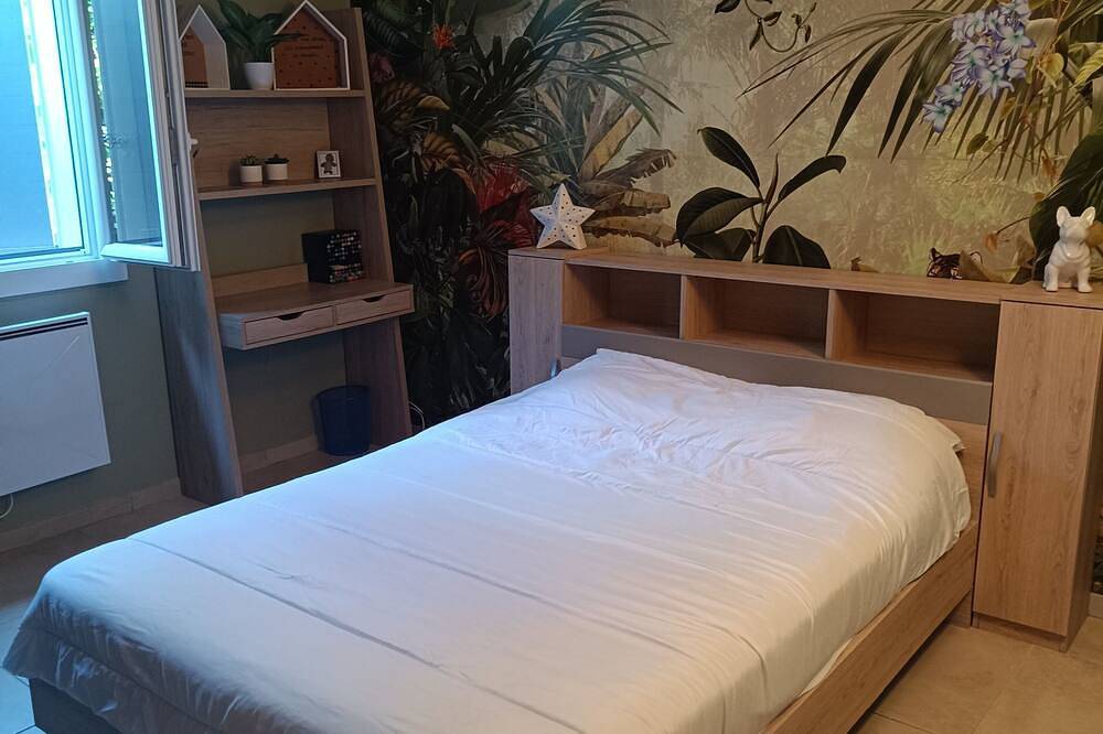Quiet villa with private pool and large garden in Althen-des-Paluds, Vaucluse