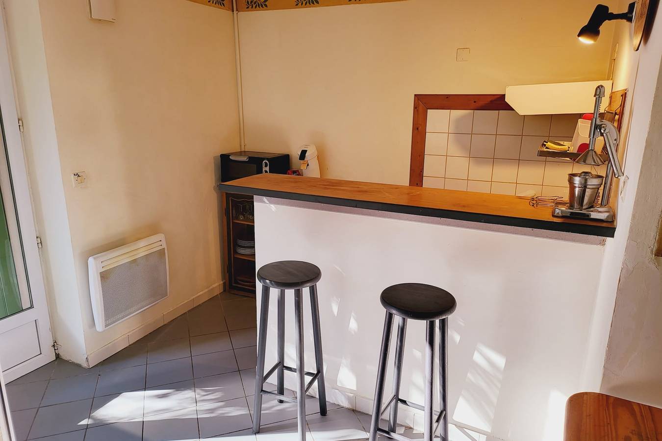 Estudio entero, Studio of 24m² with small patio in Aviñón, Vaucluse