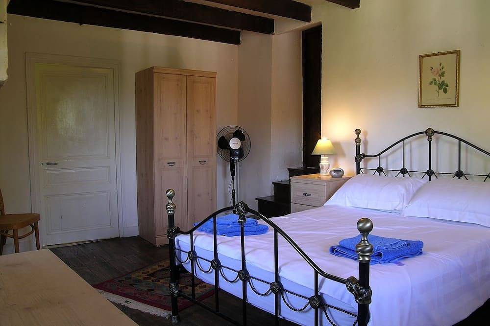 Cabaña de piedra totalmente aislada con piscina privada, 2 acres de jardín y bosque in Paussac-et-Saint-Vivien, Périgord Vert