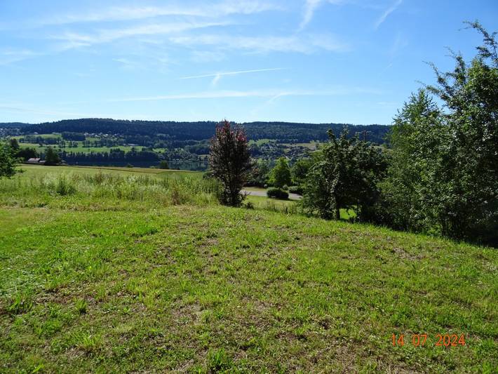 Appartement de vacances pour 4 personnes, avec vue sur le lac ainsi que terrasse et jardin