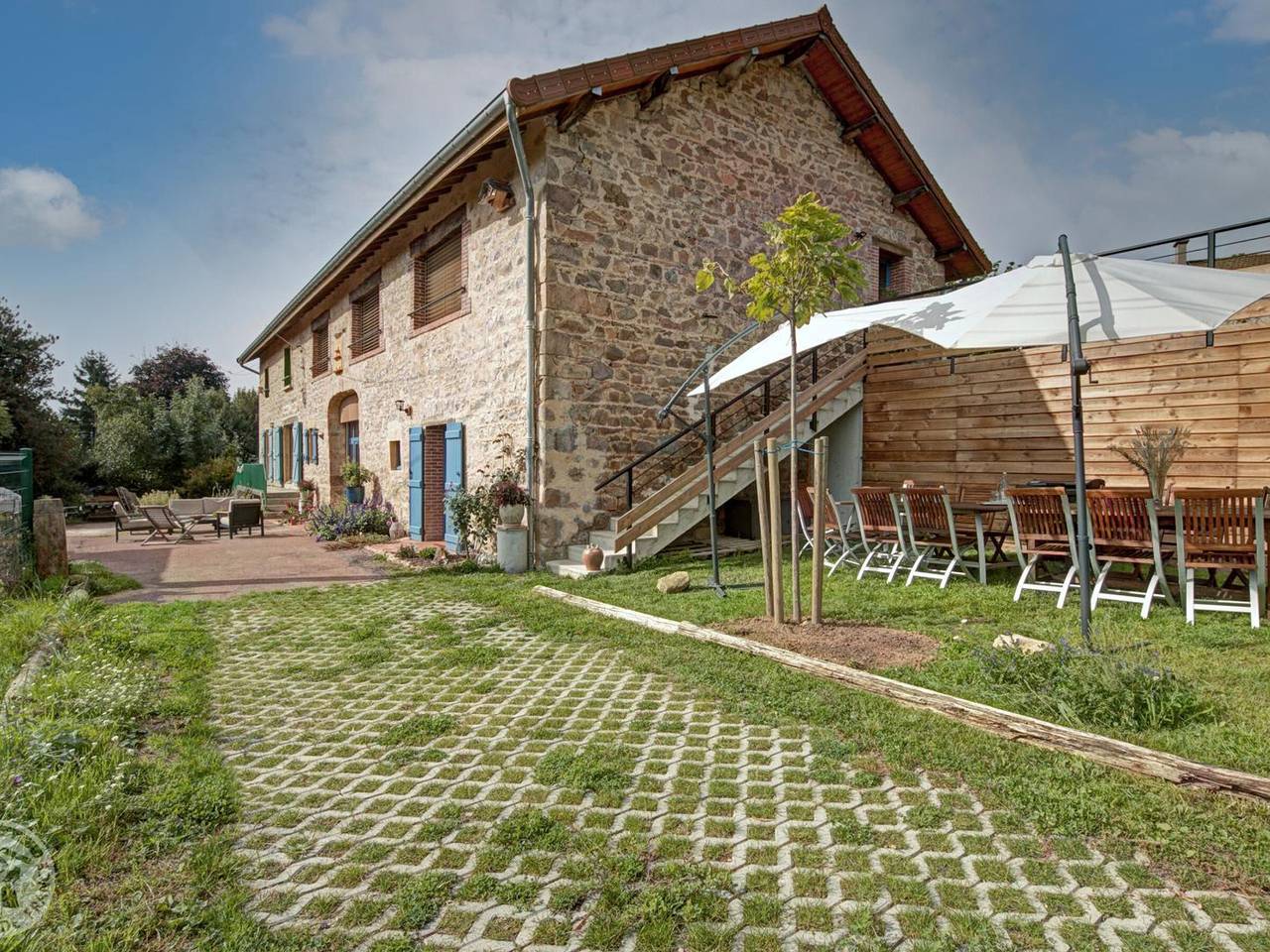 Gîte écologique spacieux avec jardin - Randonnées et patrimoine à découvrir in Le Cergne, Région de Roanne