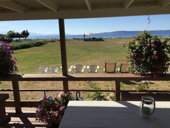 Cabin for 6 people, with terrace and hot tub as well as yard in Whidbey Island