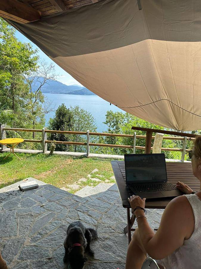 Casa vacanza per 2 persone, con panorama e vista lago nonché giardino, con animali domestici in Piemonte