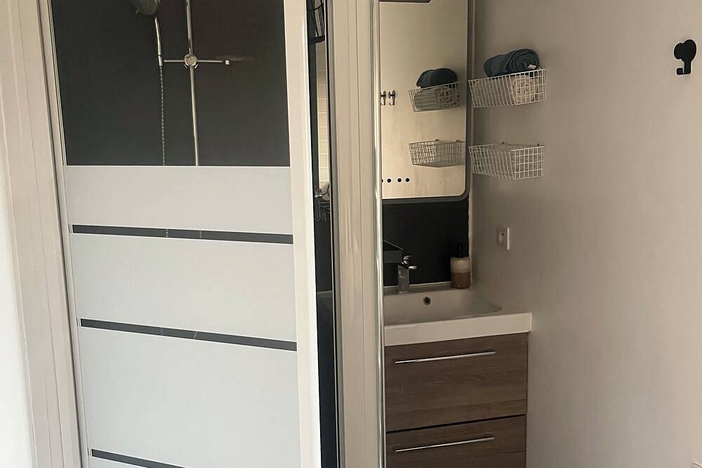 Apartamento entero, Apartment with private parking! Terrace overlooking a park with horses! in Châteauneuf-le-Rouge, Region de Aix-en-Provence