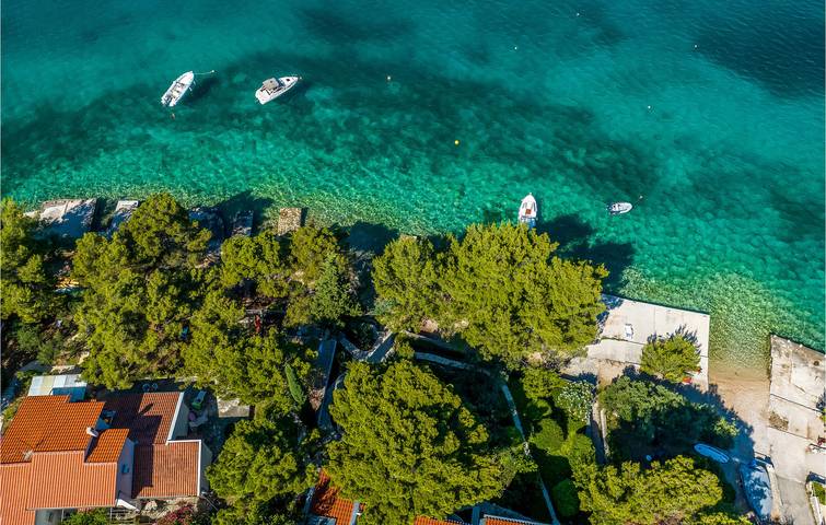 Reizendes Apartment mit Meerblick, Terrasse, WLAN und Parkplatz in Strandnähe in Žaborić, Šibenik-Knin