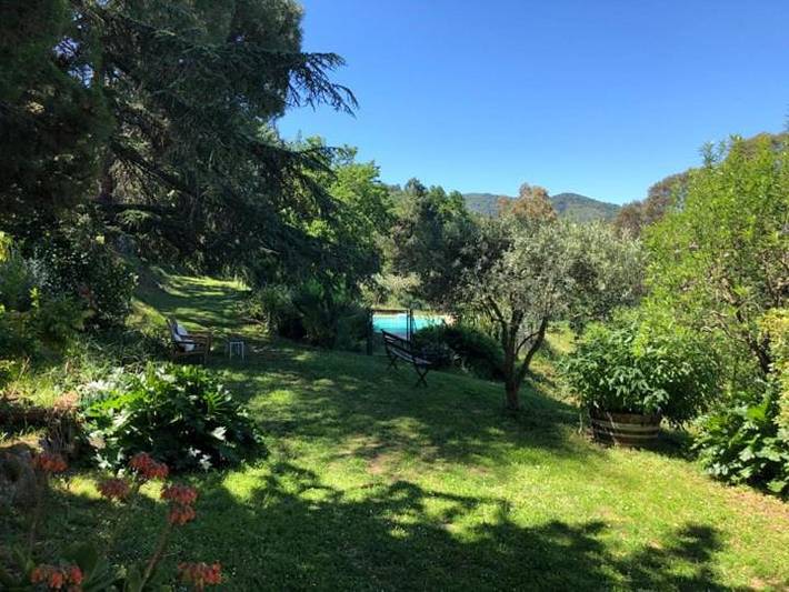 Location de vacances pour 2 personnes, avec piscine ainsi que vue et jardin à Les Mayons - 2