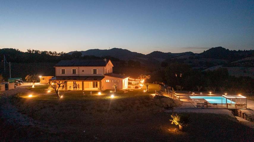Gîte pour 4 personnes, avec jardin ainsi que piscine et jacuzzi à Serrungarina - 2