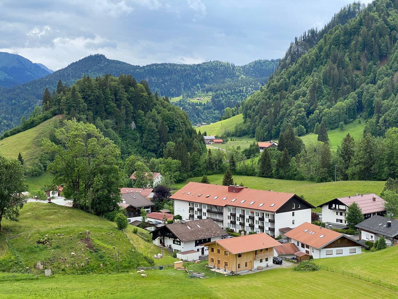 Ganze Wohnung, Fewo Allgäu Chalet - gemütliche Hüttenatmosphäre und Schwimmbad und Sauna im Ha in Tiefenbach (Oberstdorf), Oberstdorf