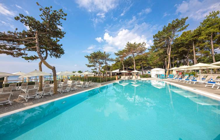 Reizendes Mobilheim mit Meerblick, Pool und Terrasse in Strandnähe in Krk Stadt, Krk