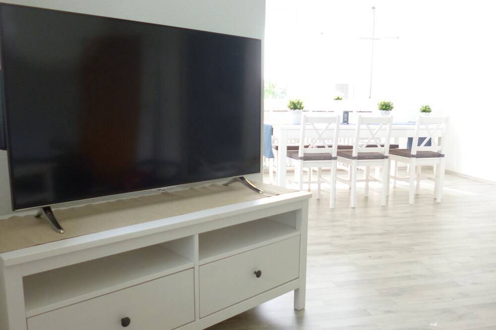 Entire apartment, Kassel City Style Comfort--1-6 persons--2-bathrooms-*Cafe in 300 meters distance* in Niestetal, Hessisches Bergland