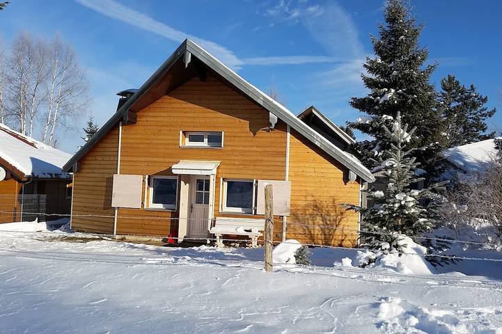 Chalet pour 5 personnes, avec terrasse et jacuzzi ainsi que piscine et jardin dans le Doubs