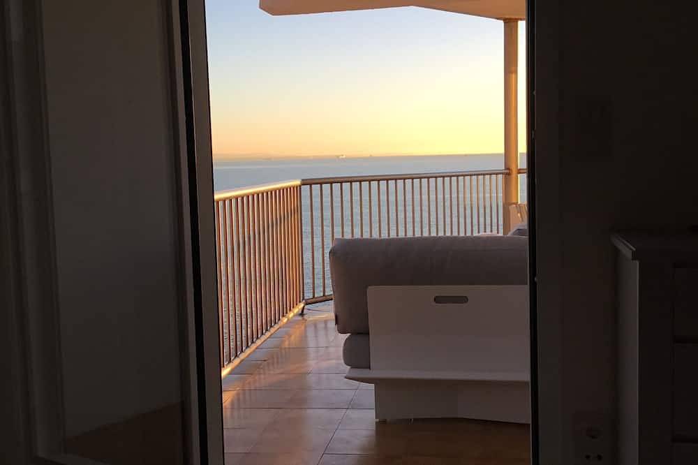 Appartement entier, Salou très bel appart climatisé 1ère ligne mer , wifi, accès direct mer, Garage in Salou, Costa Dorada
