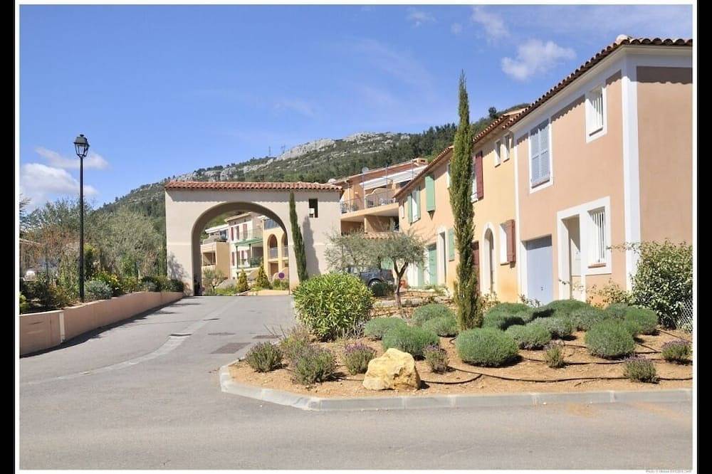 Apartment T3 with swimming pool in Belgentier, Toulon Region