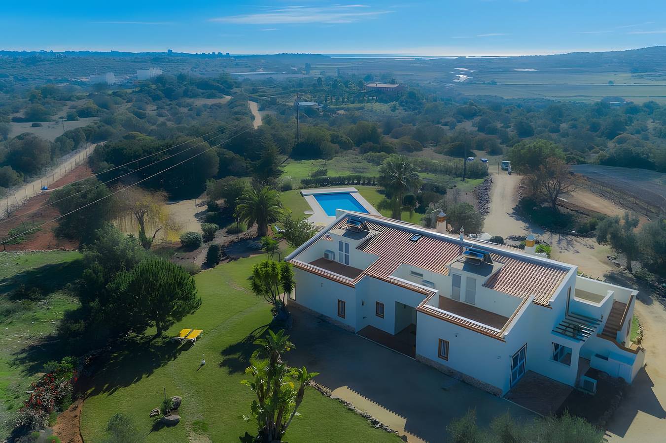 Magnólia – Villa privada com piscina aquecida, spa e vista natureza - perto da praia e golfe in Mexilhoeira Grande, Distrito de Faro
