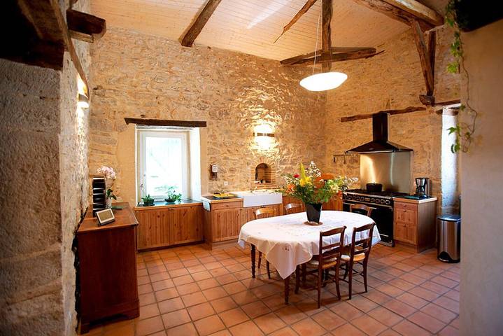 Gîte pour 8 personnes, avec piscine ainsi que terrasse et jardin